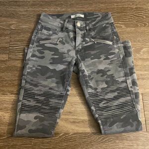 Refuge Gray Army Print Moto Jeggings.